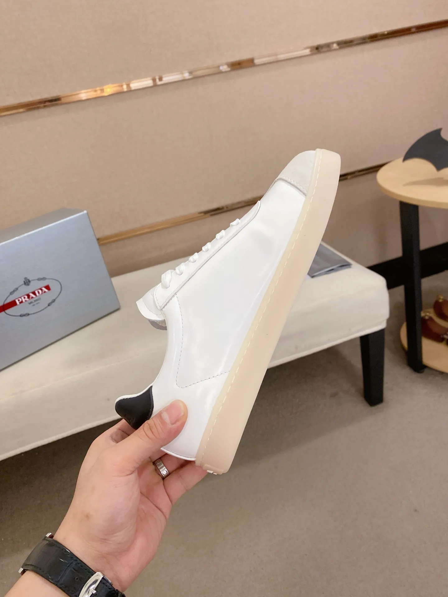 Men's shoes 💰 540💰 ✔️✔️✔️High-quality new PRADA counters are launched at the same time. The new men's shoes and 😘fabrics are selected from first-layer cowhide and are made by pure handicrafts. Lining: Full cowhide lining. 👍🏿 High-end ☄️ air-cushion molded anti-slip rubber outsole, exquisite lines, simple and elegant, comfortable and high-end for leisure travel. Code number: 38 to 44